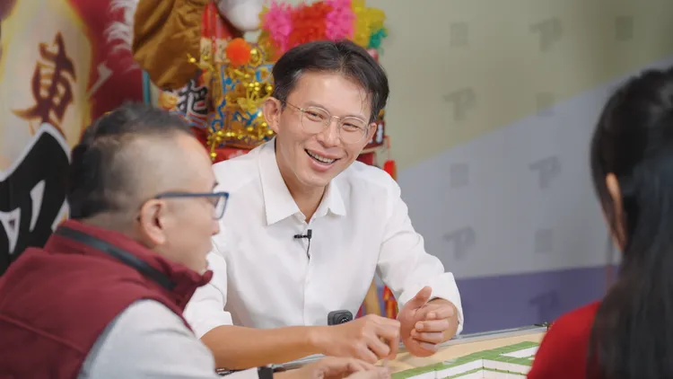 民眾黨主席黃國昌打麻將。民眾黨提供