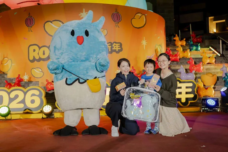 高虹安發放限量「小鵲幸×舊振南」聯名車輪餅。新竹市府提供