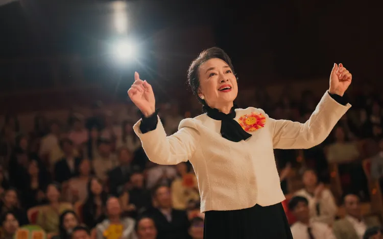 《陽光女子合唱團》主演翁倩玉出道60週年之際，特別獻唱電影插曲〈時間之歌〉，MV收錄自開拍至票房破五億的珍貴影像，感動上線。壹壹喜喜電影提供