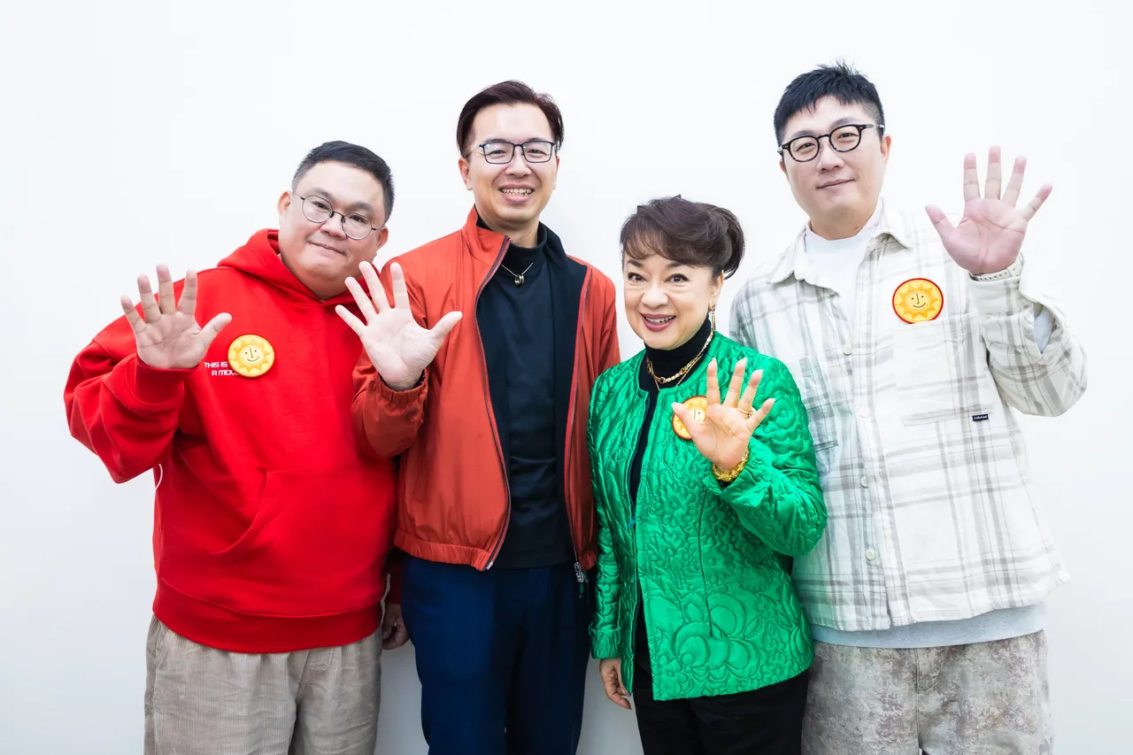 《陽光女子合唱團》導演林孝謙(左1)、編劇呂安弦(右1)、主演翁倩玉(右2)與台灣大內容發展副總經理鄭偉柏(左2)一同手比5，象徵《陽光》票房正式突破5.45億元。壹壹喜喜提供