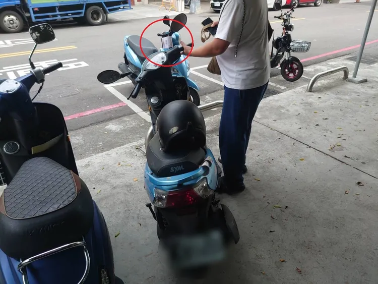 蘇男忘記機車停放位置，尋求警方協助，最後卻發現違停在他處，也收下罰單。翻攝畫面