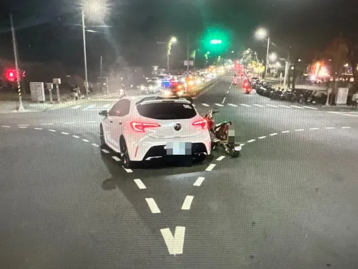 微型電動車路口擦撞自小客！一吹氣意外揪出酒駕　岡山警依法移送偵辦