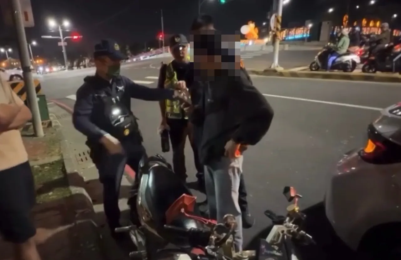 微型電動車路口擦撞自小客，騎士酒測超標，遭移送法辦。翻攝畫面