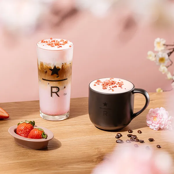 典藏DREAM PLAZA台北門市限店新飲品「典藏草莓慕斯瑪奇朵」，以典藏濃縮咖啡融合草莓與山茶花香氣。星巴克提供