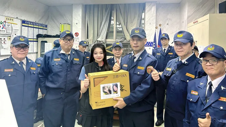 應佳妤送泡麵。翻攝自應佳妤臉書