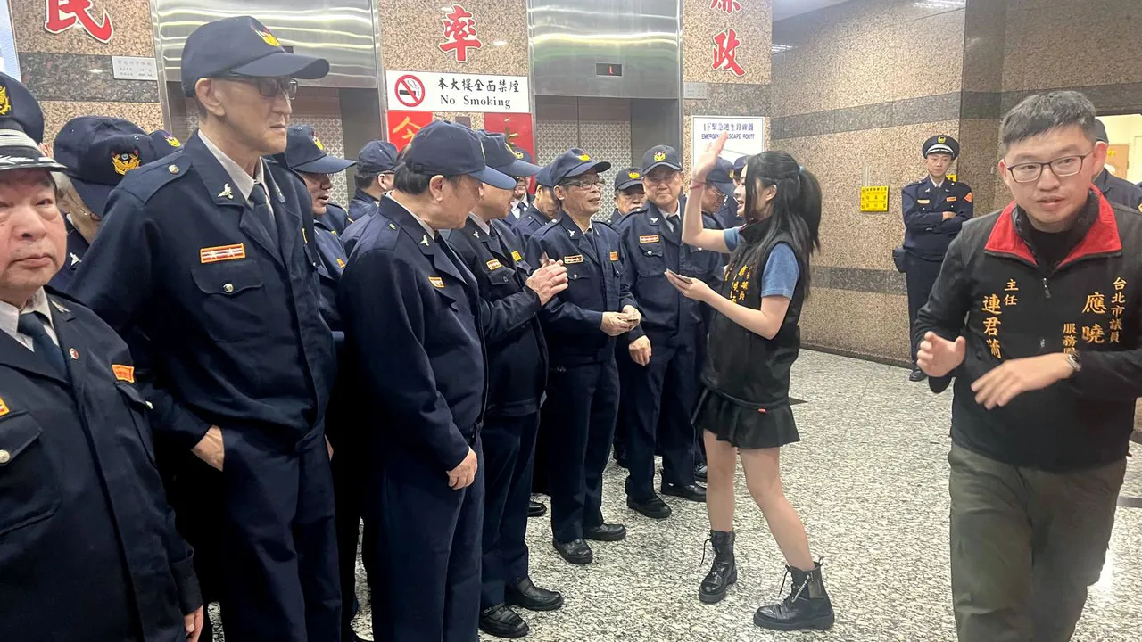 應佳妤送泡麵並與義警們互動。翻攝自應佳妤臉書