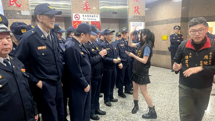 應佳妤送泡麵並與義警們互動。翻攝自應佳妤臉書