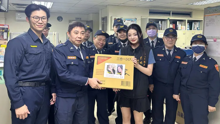 應佳妤送泡麵。翻攝自應佳妤臉書