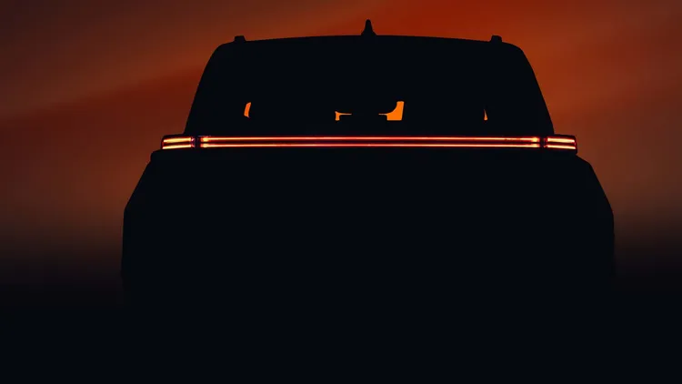 車尾預告影像可見大面積全寬尾燈與方正輪廓，暗示新SUV外形比傳統Highlander更具視覺張力。原廠照片