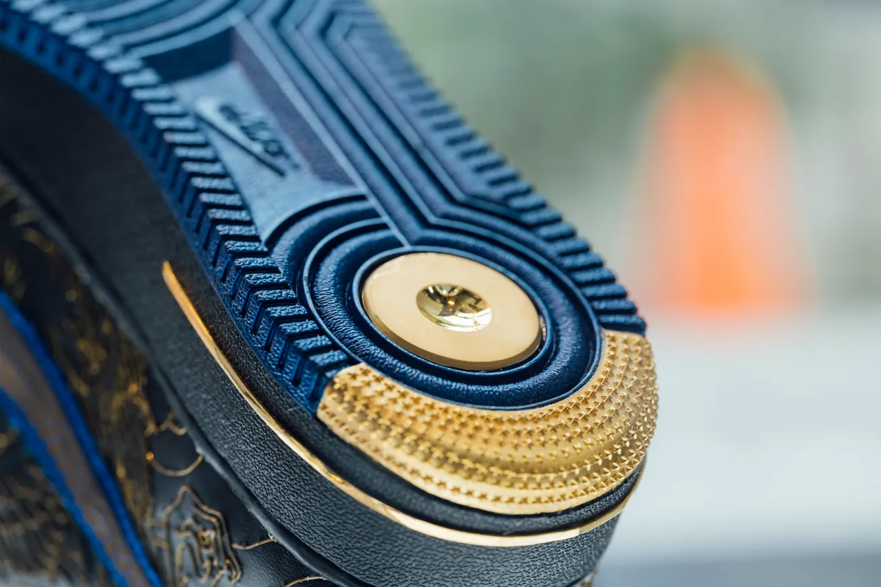 「黃金極作版」全鞋包含鞋底皆由超過1公斤以上的純金打造。品牌提供