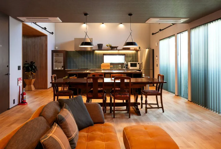 佐賀「Villa 石の蔵 Hotel」位於市中心住宅區，提供安靜且寬敞的客廳空間，並設有開放式浴室讓旅人能邊泡澡邊欣賞風景以釋放疲憊。Booking.com 提供