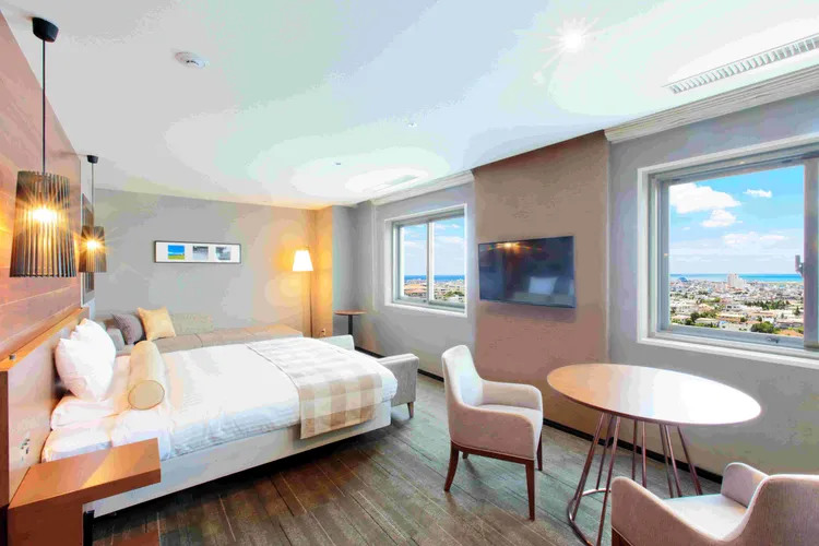 沖繩「石垣島馬拉松」讓跑者在溫暖的氣候下，沿著海岸線欣賞熱帶風光，並體驗充滿在地特色補給與居民熱情支持的海島跑步活動。Booking.com提供