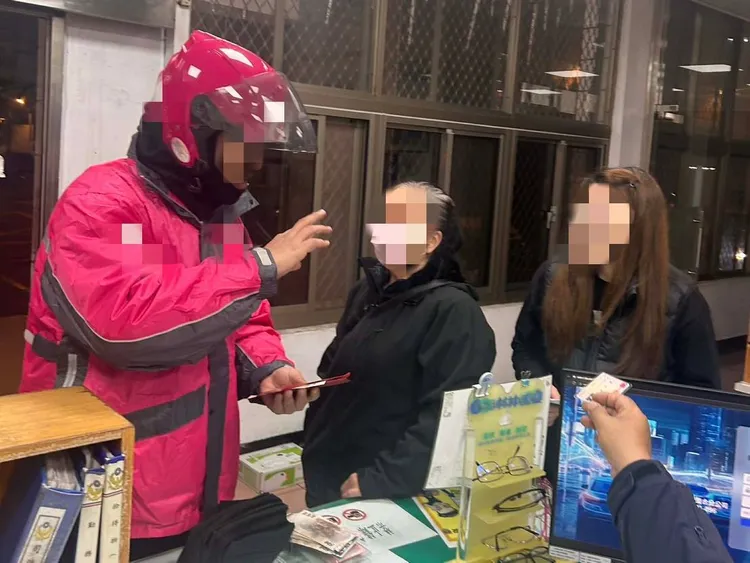 黃男向婦人致謝。大園警分局提供