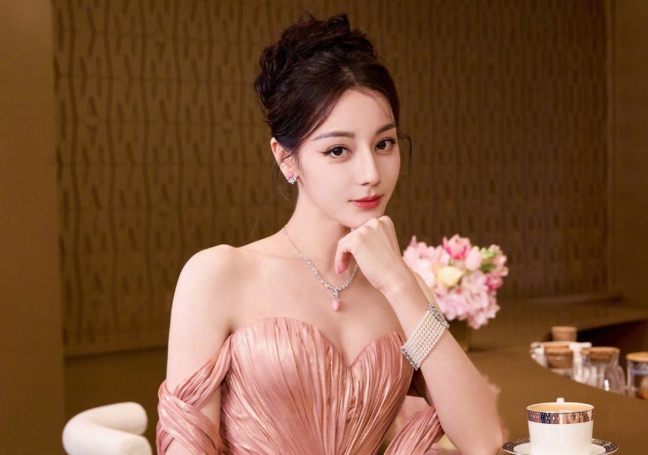 迪麗熱巴被爆13年約滿了斷東家!傳簽入楊冪新公司再續前緣