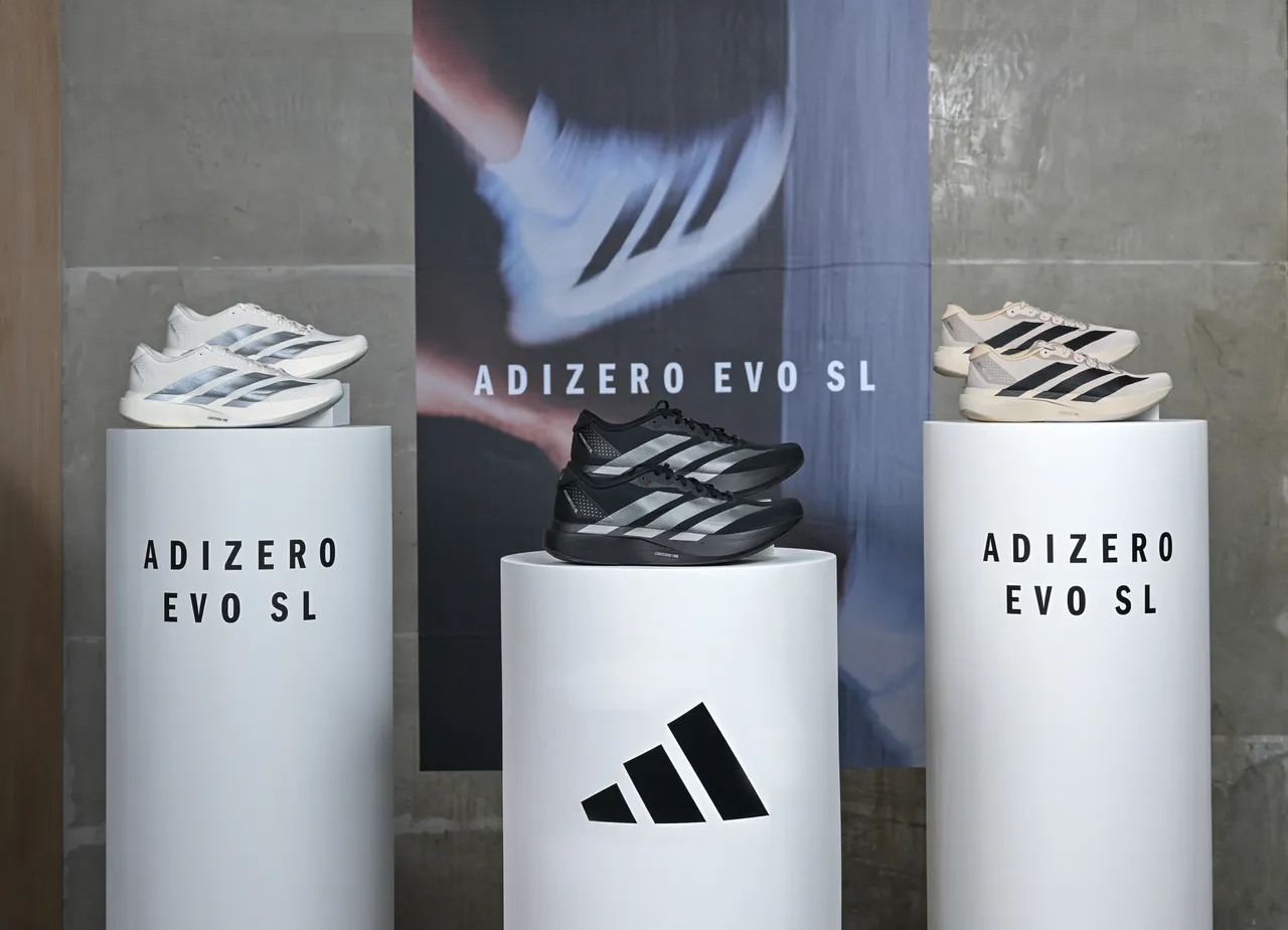 adidas ADIZERO EVO SL系列跑鞋。品牌提供