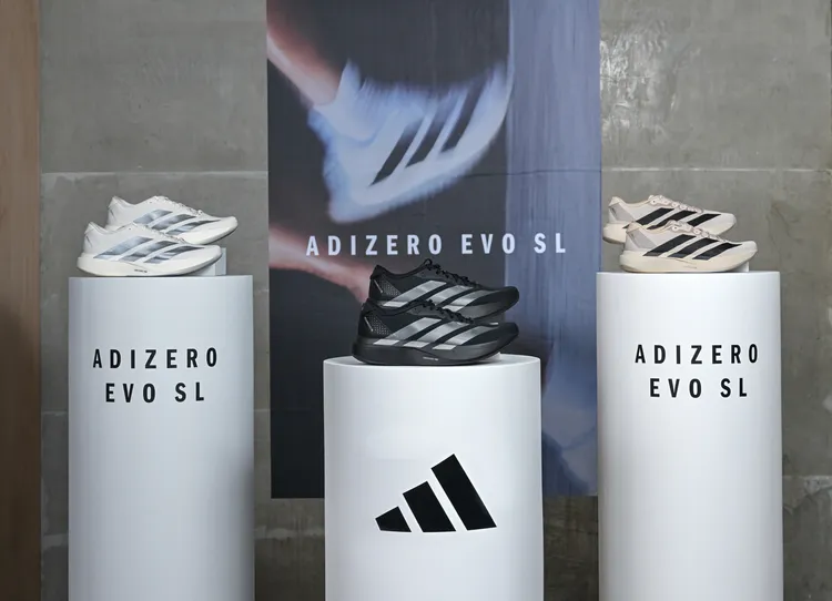 adidas ADIZERO EVO SL系列跑鞋。品牌提供