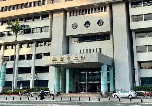 獨家｜最難過春節！男嬰遭遺棄教養院門口　警調監視器逮惡父