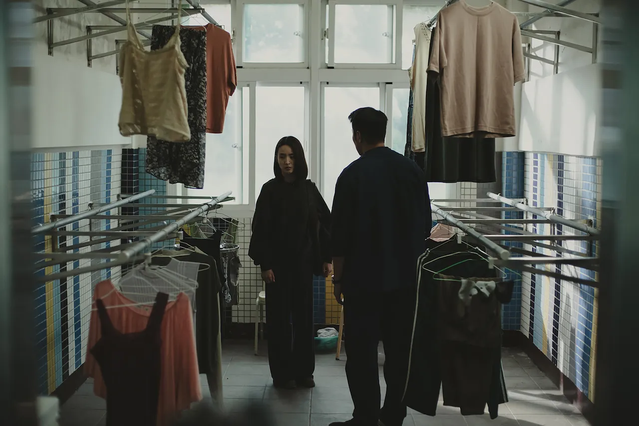 林依晨（左）以極度內斂的演出刻畫角色難以言說的混亂與痛楚。風起娛樂提供