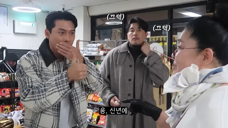 玄彬（左）對海藻牡蠣年糕湯比出大大的讚。翻攝YouTube