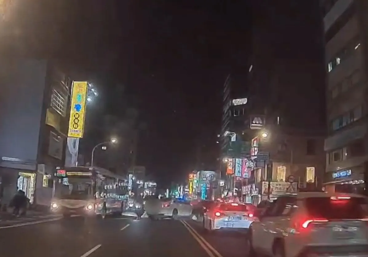 擦撞現場。桃園警分局提供