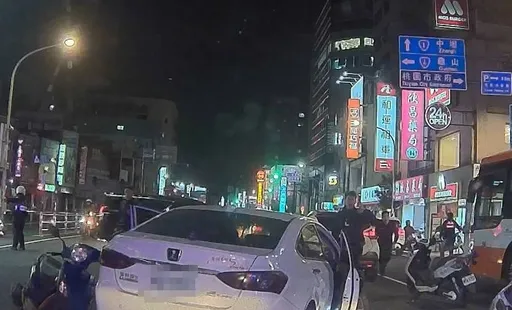 失聯移工駕贓車市區狂飆　逆向擦撞公車和機車釀3傷