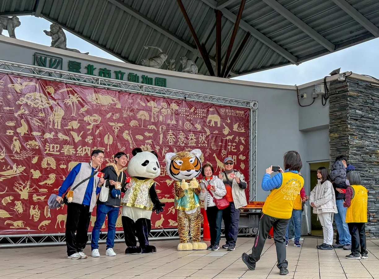 大年初三走春人潮湧入各大景點。台北市立動物園提供