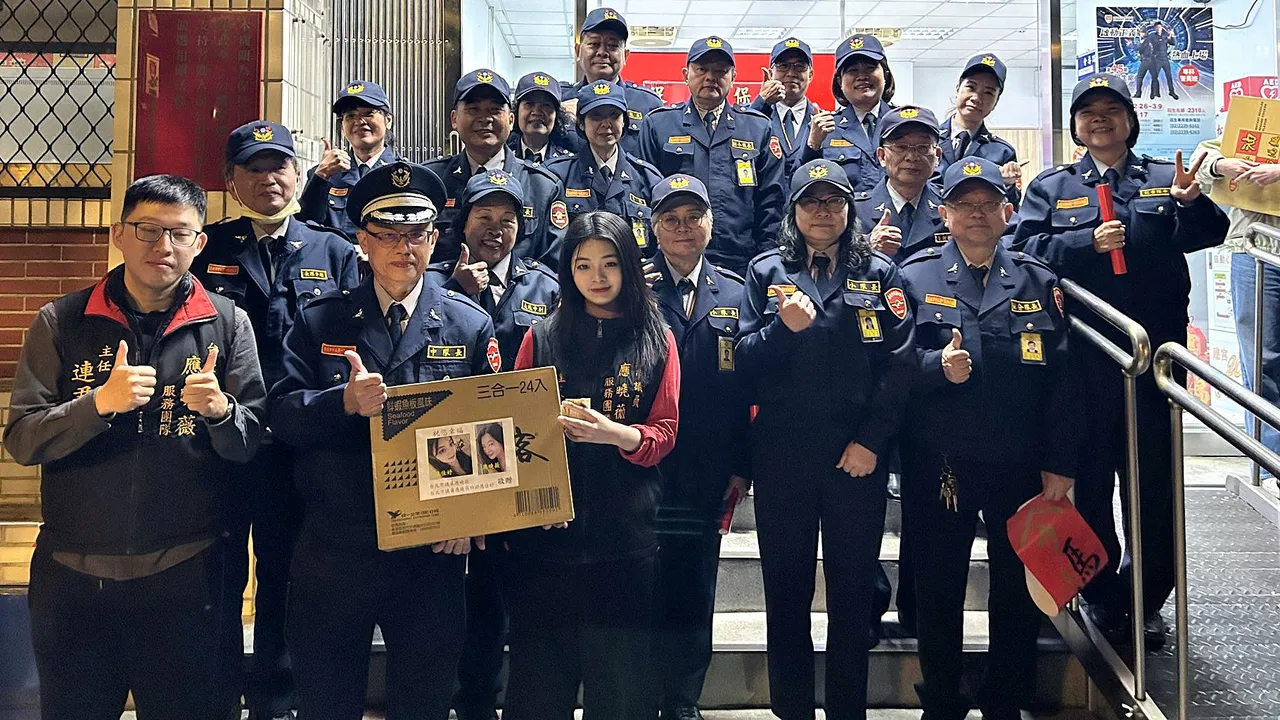 應佳妤到派出所送泡麵。翻攝自應佳妤臉書