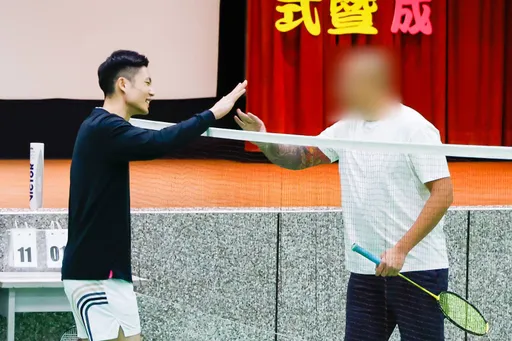 生命奮力揮！逆風亦能飛　周天成北監生命教育演講暨友誼賽開球