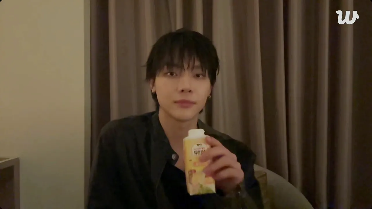 NICHOLAS（王奕翔）直播喝起果汁牛奶，讓台灣粉絲倍感親切。翻攝Weverse