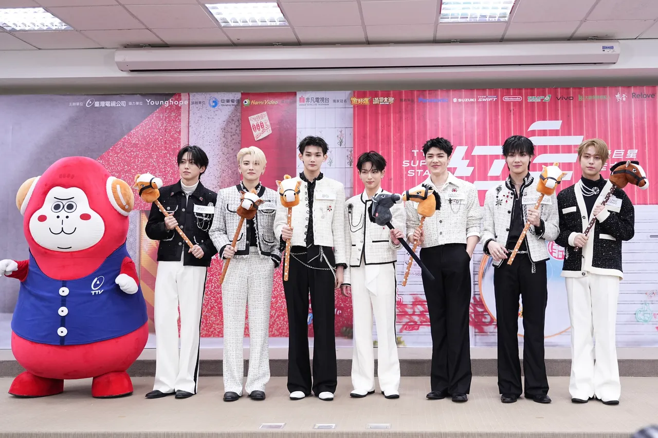 NICHOLAS（王奕翔，右二）表示隊友FUMA（左起）、YUMA、JO、HARUA、MAKI、TAKI這次來台都玩得很開心，他如釋重負。彭欣偉攝