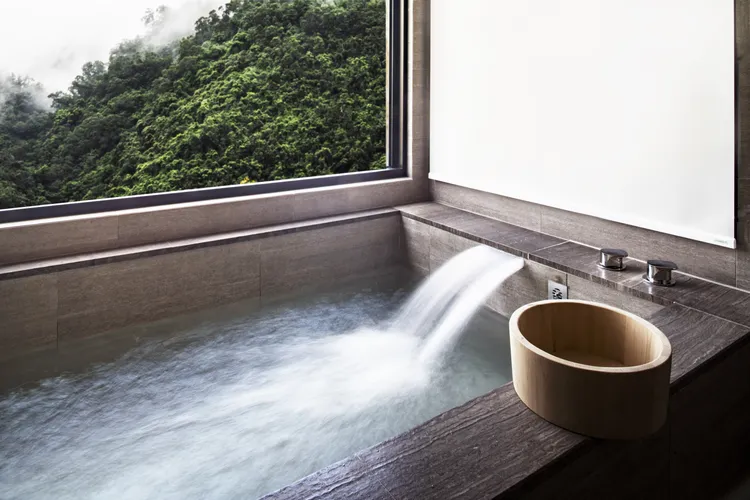 台北喜來登攜手同集團的礁溪寒沐酒店推出「雙城住宿」專案，3/25前以專案價1萬5900元起一次入手台北喜來登及寒沐酒店，同時擁有溫泉療癒與都會假期兩種體驗，專案無須連續安排入住。台北喜來登提供