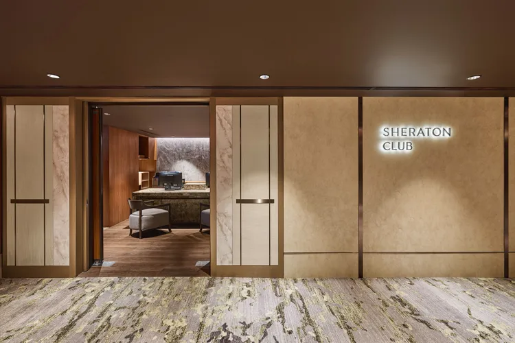 台北喜來登行政貴賓廳於去年底重新裝潢新亮相，凡入住「2Gather」連通房住宿專案，即可享有行政貴賓廳四位成人HAPPY HOUR禮遇。台北喜來登提供