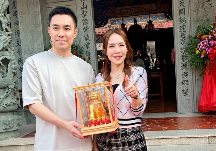 吳申梅與帥尪求到金虎爺。喜上梅梢娛樂提供