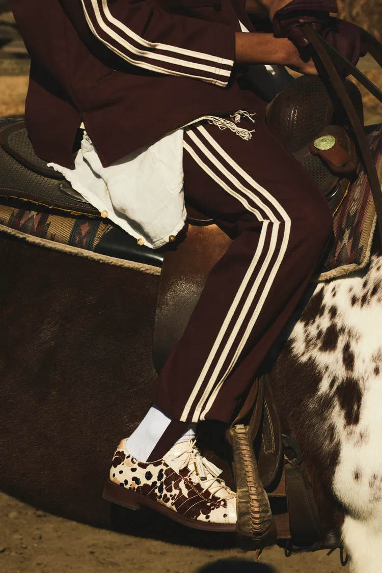 CLOT Superstar正裝鞋以牛皮拼接充滿野性美感的馬毛印花。品牌提供