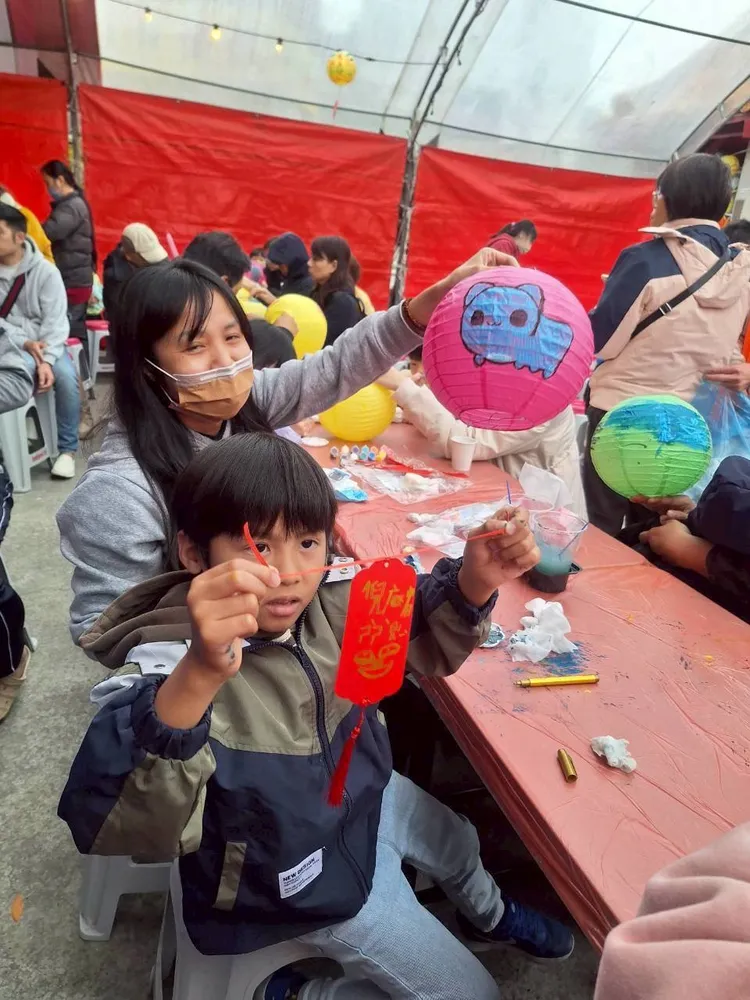 親子們一起動手彩繪燈籠，都是獨一無二的作品。廟方提供