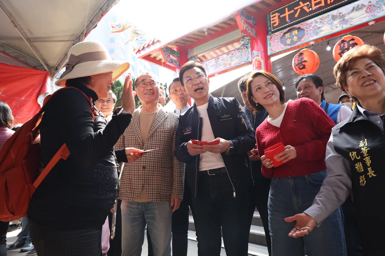 國民黨新北市長參選人李四川和立法院副院長江啟臣參拜新店太平宮。莊宗達攝