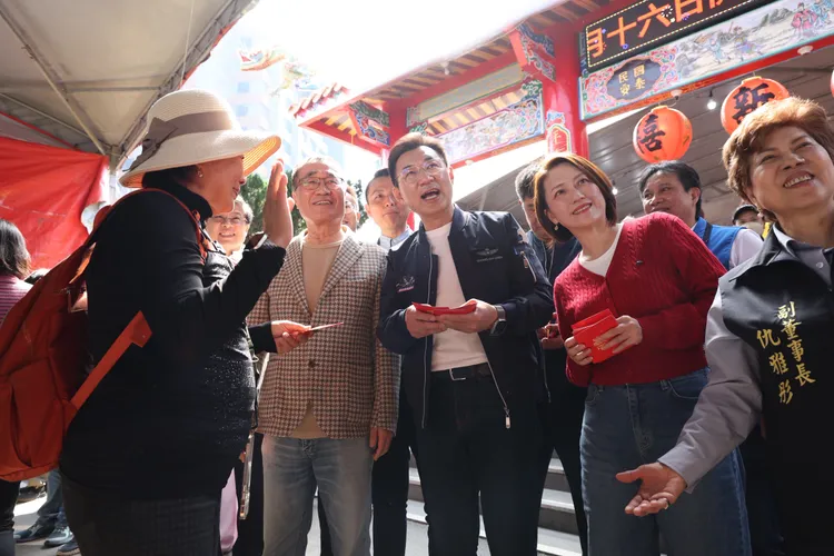 國民黨新北市長參選人李四川和立法院副院長江啟臣參拜新店太平宮。莊宗達攝