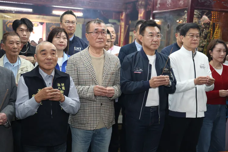 國民黨新北市長參選人李四川和立法院副院長江啟臣參拜新店太平宮。莊宗達攝