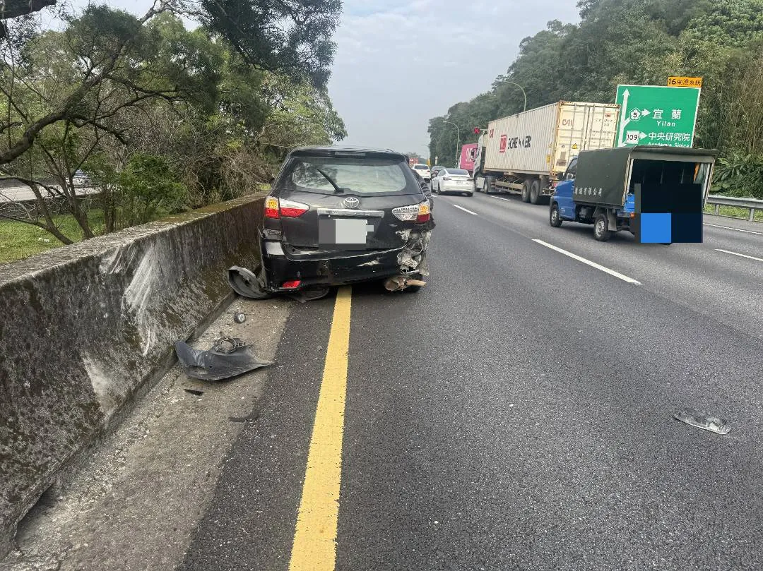 遭撞的小客車。翻攝畫面