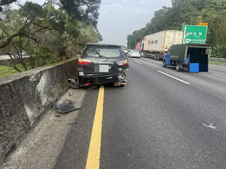 遭撞的小客車。翻攝畫面