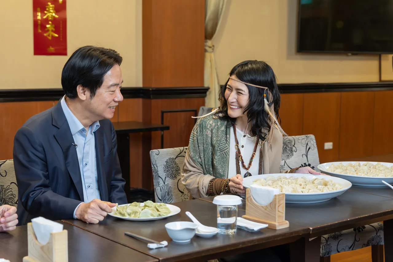 日本大胃王Angela佐藤完食100顆水餃！賴清德送「未來做總統」包屁衣