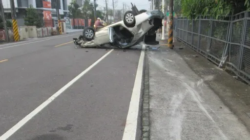 真是命大！精神不濟自撞車輛翻覆　駕駛僅輕傷送醫