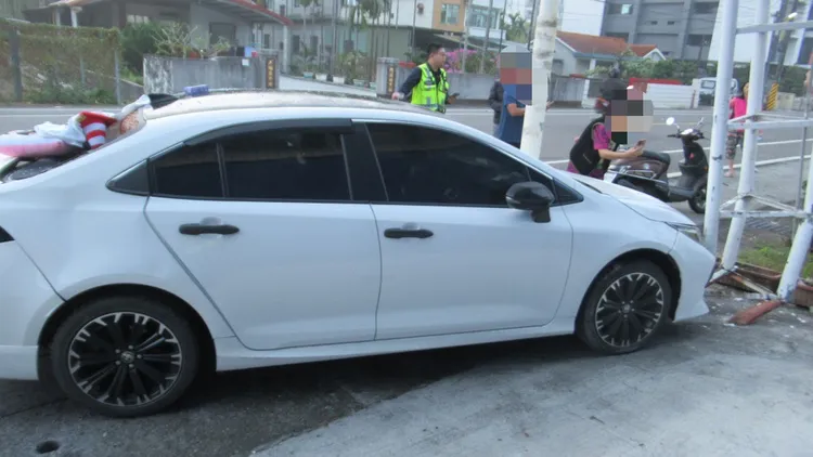 王男精神不濟，撞上路停車後翻覆。翻攝畫面