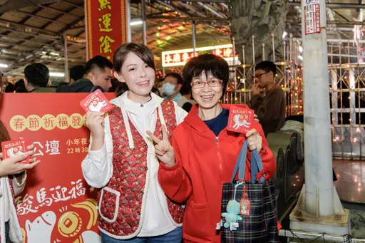 背心成全場焦點！高虹安小年夜走春拜天公發紅包