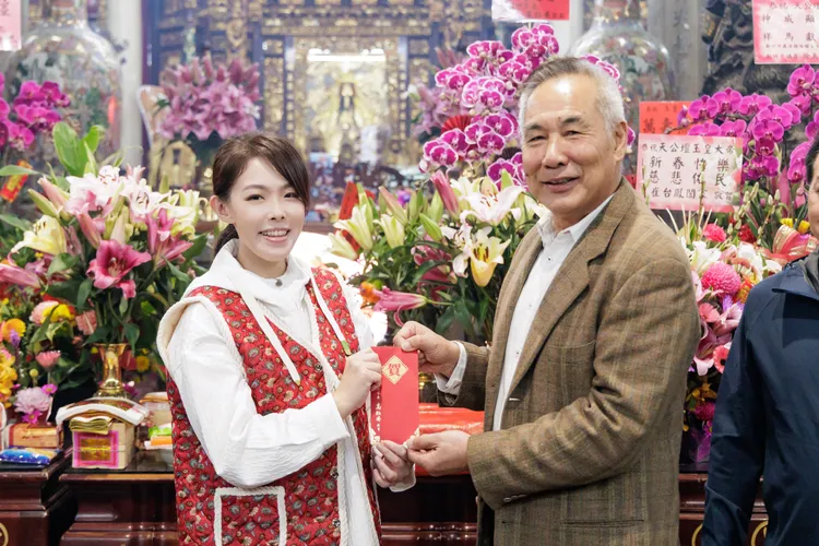 小年夜晚間，新竹市長高虹安一身「阿珠媽」風格背心現身新竹市天公壇。讀者提供