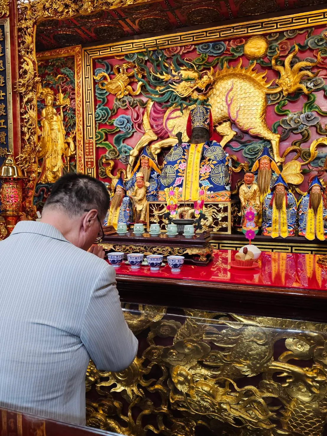 李四川參拜板橋埔墘福德宮主祀福德正神（土地公）。北市府提供