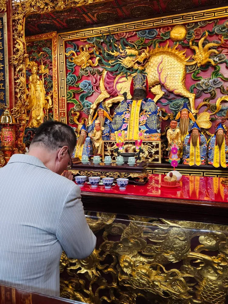 李四川參拜板橋埔墘福德宮主祀福德正神（土地公）。北市府提供