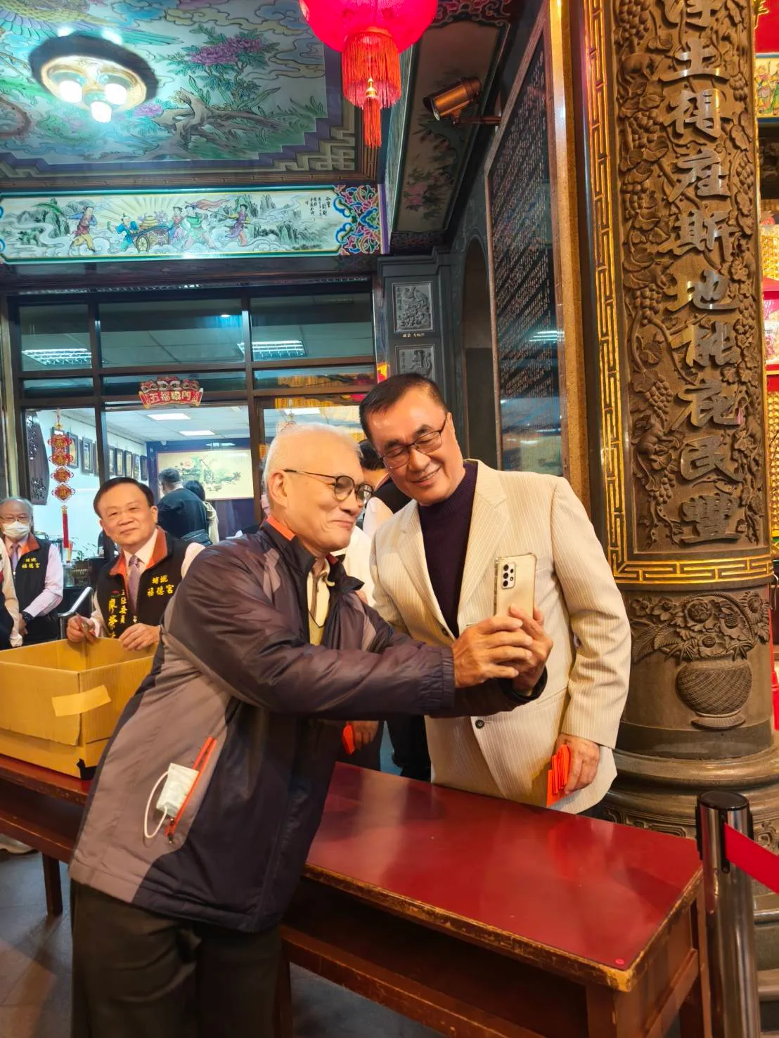 李四川初一在新北發送紅包時與民眾合照。北市府提供