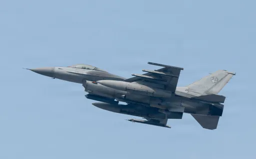 險擦槍走火！美軍10餘戰機逼近中防空識別區　共軍緊急升空對峙