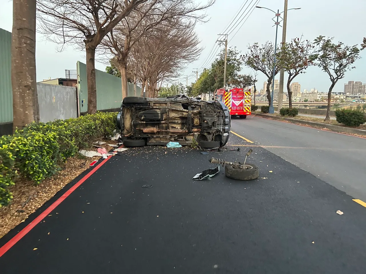 右前輪連同避震器被撞斷脫落。民眾提供